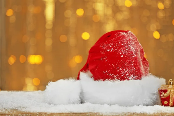 Chapeau rouge Père Noël avec décorations de Noël — Photo