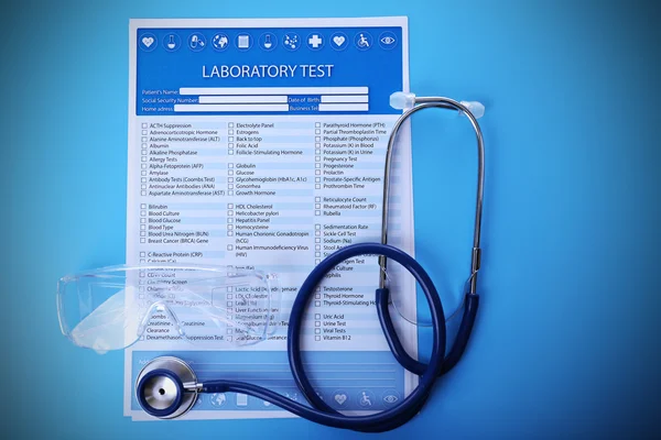 Lista de pruebas de laboratorio, estetoscopio y anteojos — Foto de Stock