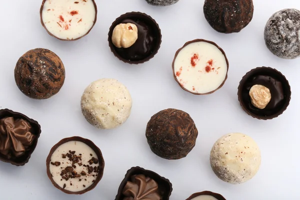 Herzförmige Kollektion von Schokoladenbonbons und Süßigkeiten — Stockfoto