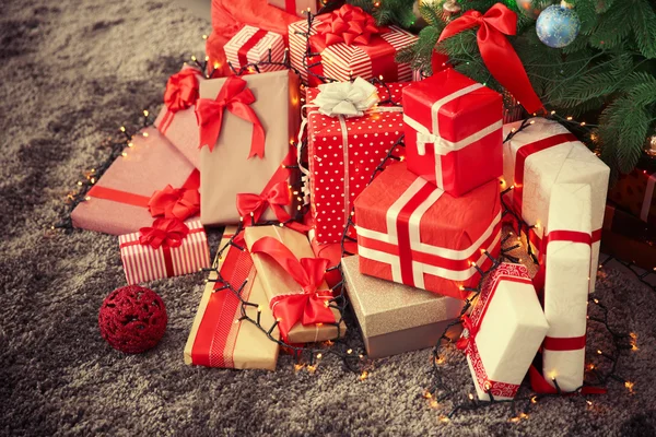 Regalos de Navidad bajo el abeto — Foto de Stock