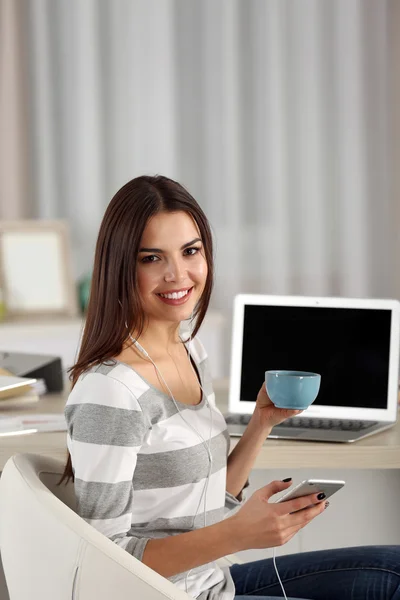 Frau mit Tasse Tee — Stockfoto