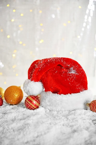 Sombrero de Papá Noel con juguetes — Foto de Stock