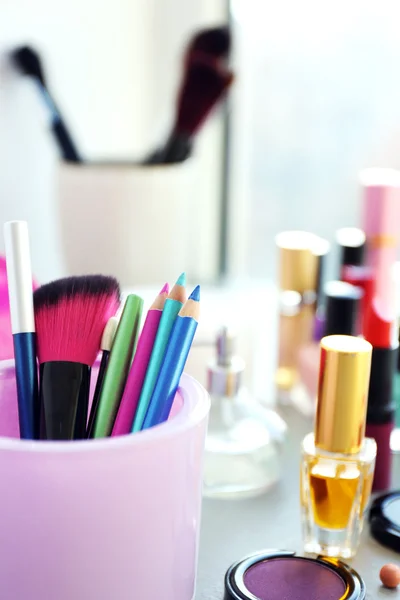 Schminkstifte, Pinsel mit Kosmetik — Stockfoto