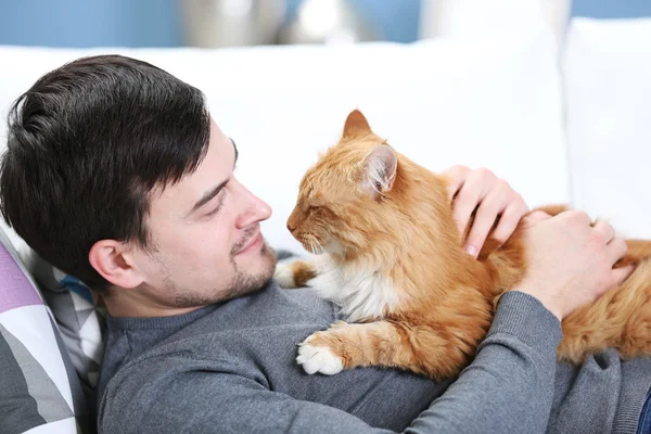 Adam ile kabarık kedi — Stok fotoğraf