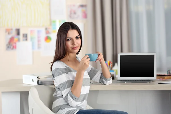 Frau mit Tasse Tee — Stockfoto