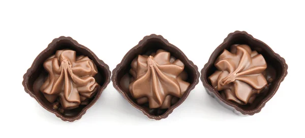 三个巧克力果仁糖糖果，白色上孤立 — 图库照片
