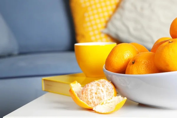 Cuenco con mandarinas frescas en la mesa —  Fotos de Stock