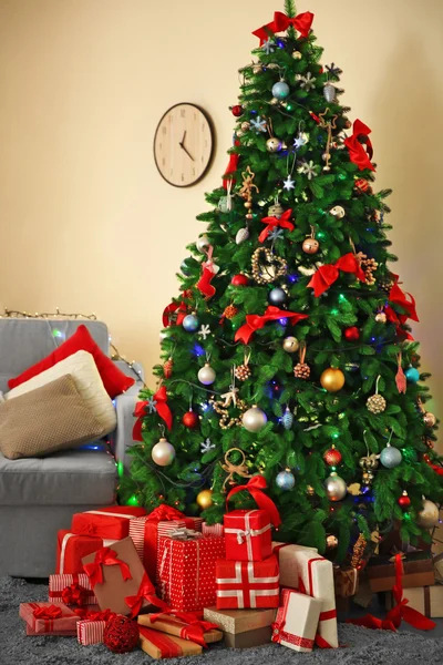 Vánoční strom jedle s dárky — Stock fotografie