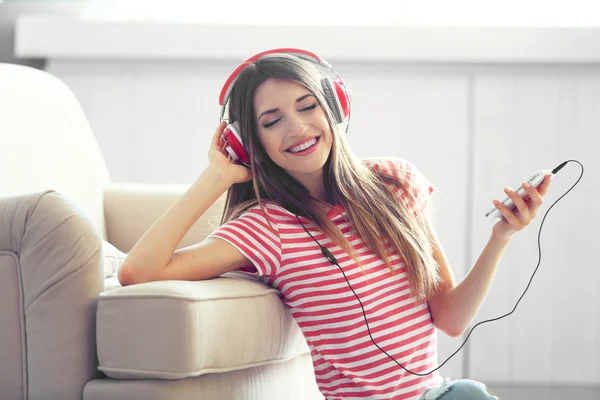 Mujer escuchando música en auriculares —  Fotos de Stock