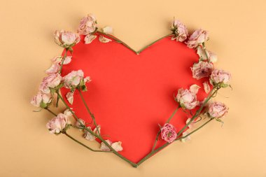 Kalp şeklinde kurutulmuş çiçekler 