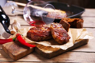 Kavrulmuş sığır filetosu ve sebze ahşap arka plan üzerinde kesme tahtası üzerinde