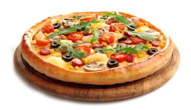 Beyaz izole lezzetli pizza