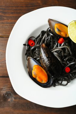 Makarna, midye ve kireç kahverengi ahşap zemin üzerine pişmiş