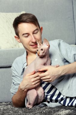 Yakışıklı adam kedi katta aittir