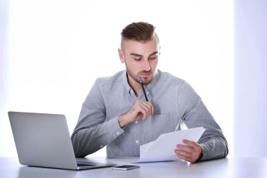 İşadamı dizüstü bilgisayarla çalışıyor