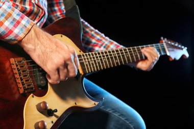 elektro gitar çalmaya adam  