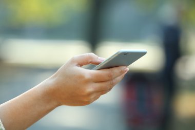 Cep telefonu tutan bir el. 