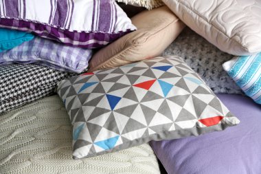 Dekoratif yastıklar kümesi