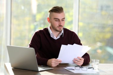 İşadamı dizüstü bilgisayarla çalışıyor