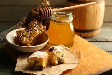 Peteğin plaka üzerinde ahşap arka plan üzerinde sıcak buns