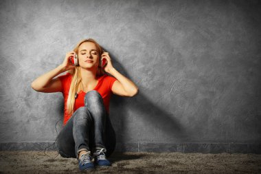 Genç kadın müzik dinliyor. 