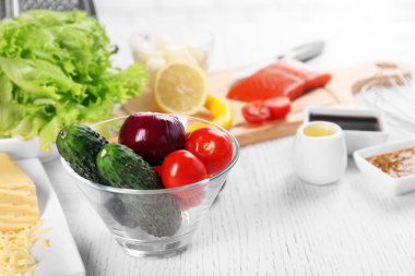 Mutfak gereçleri ve masada açık renkli salataya için malzemeler
