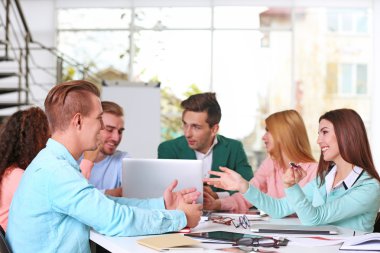 konferans salonunda toplantı