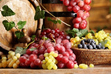 Üzüm kase ve ahşap masa üzerinde varil