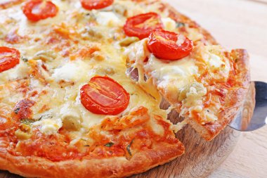 Kesme dilim, closeup ile lezzetli lezzetli pizza