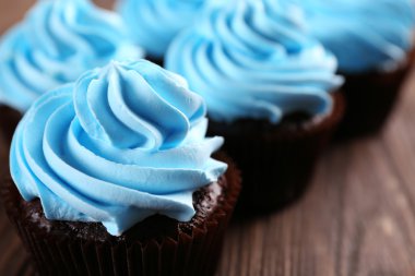 Ahşap arka plan üzerinde çikolata cupcakes