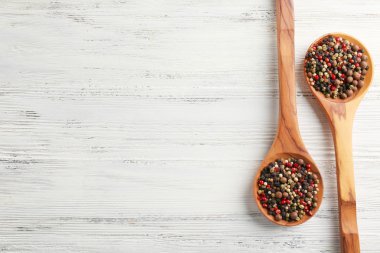 İki tahta kaşıklar masada, biber ile yakın çekim