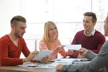 iş insanları tartışarak yeni proje 