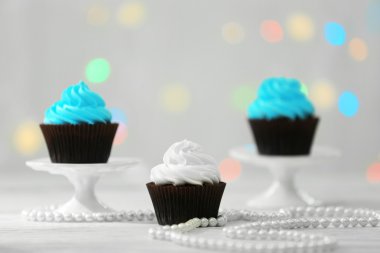 Arka plan bulanık üzerinde çikolata cupcakes