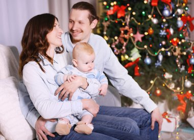 Mutlu aile Noel odası kanepe üzerinde