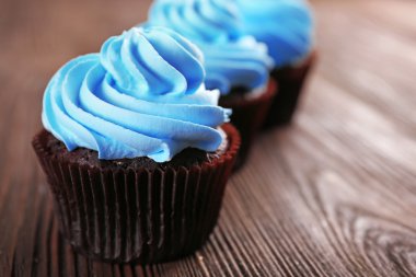 Tahta arka planda çikolatalı kekler.