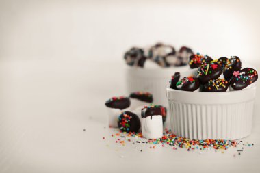 Tablo, ıslak zeminde çikolata ile lezzetli şekerleme yakın çekim