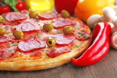 Tablo, closeup malzemelerle güzel lezzetli pizza