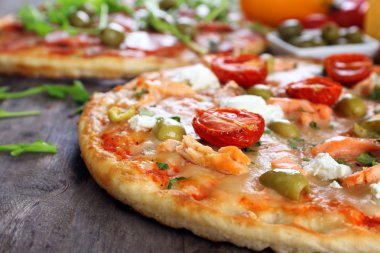 Tablo, closeup malzemelerle lezzetli lezzetli Pizza