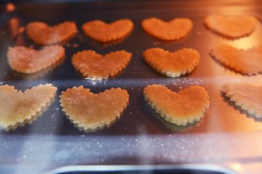 Bisküvi bir fırın fırın tepsisindeki pişmemiş kalp şeklinde