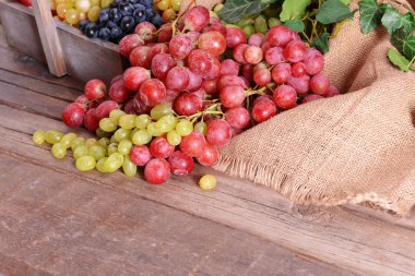 Ahşap kutusunda bir tablo üzerinde üzüm