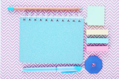 Renkli çıkartmalar ve dizüstü