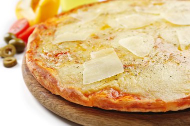 Dolu peynirli pizza ahşap tahta üzerinde ile sebze, yakın kadar