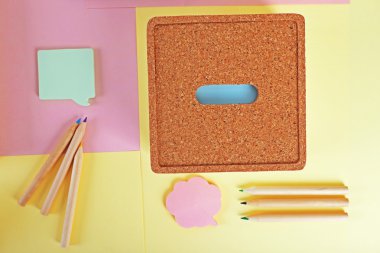 Renkli kalemler ve çıkartmalar 