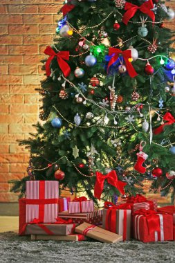 Hediyeli Noel ağacı 