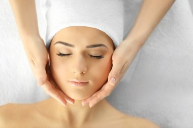 Genç bir kadın kaplıca tedavisi görüyor.