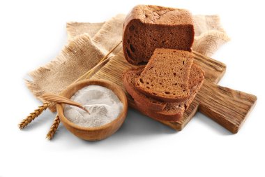 Kulakları ve un üzerinde beyaz izole peçete ile dilimlenmiş ekmek