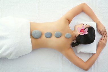 Kadın çakıl ile rahatlatıcı 