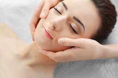 Genç bir kadın kaplıca tedavisi görüyor.