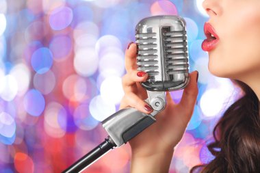 Retro mikrofon ile genç sevimli kadın