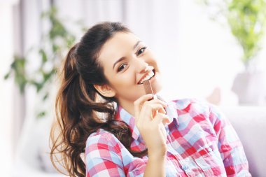 Divan çikolata ile genç esmer